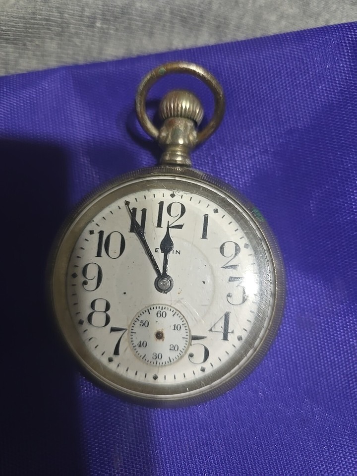 elgin pocket watch 17 jewels. Missing the second hand but Is currently