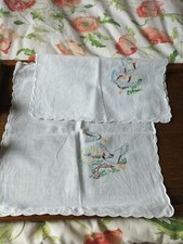 2 Vintage feinste Baumwolle &uuml;berbackene bestickte Taschent&uuml;cher Paradiesvogel sehr guter Zustand