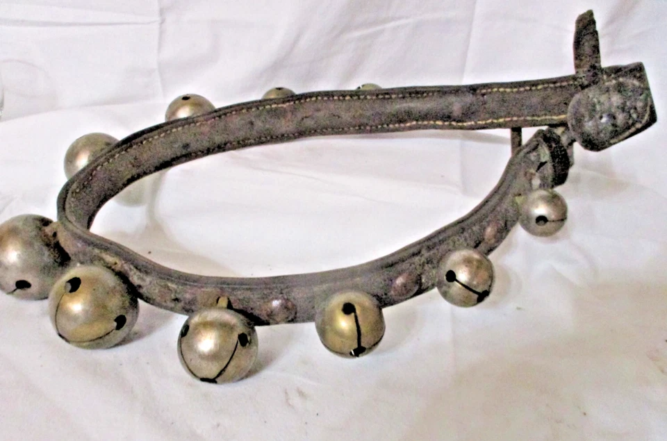 Ancien Collier a grelots grelotière d'attelage XIX bronze et cuir-cheval -deco,  - Photo 2/4