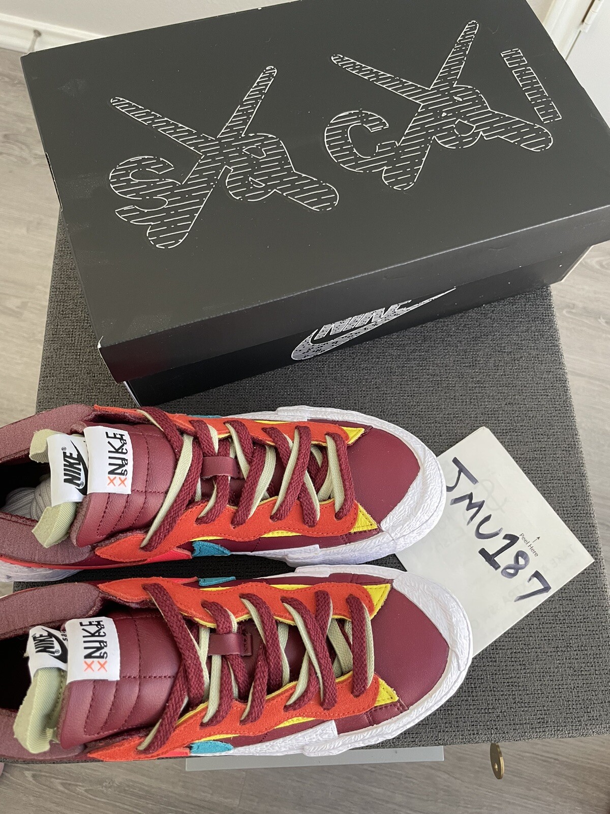 今年も話題の sacai ×kaws 非売品 スカーフ バンダナ/スカーフ - jgc