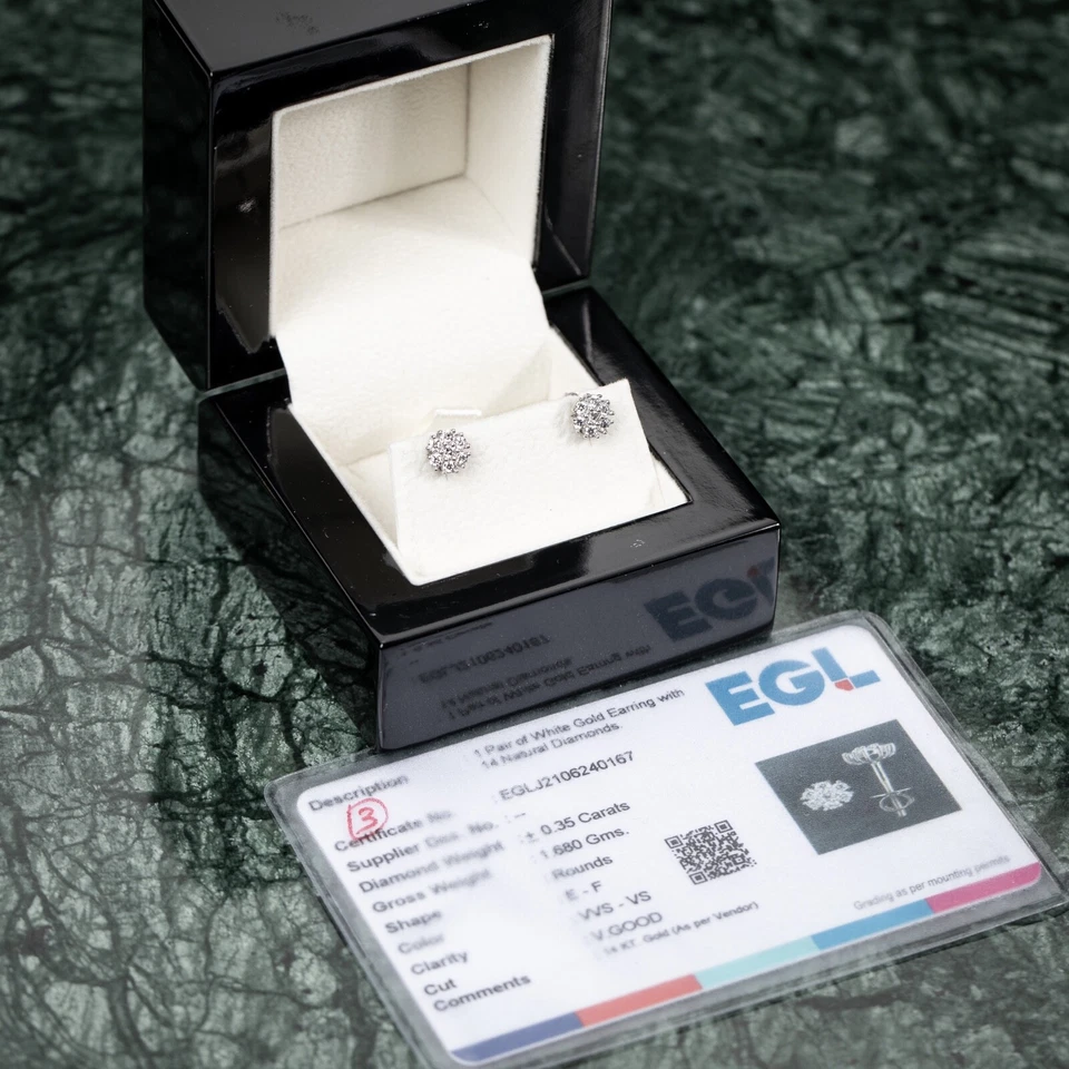 Aretes pequeños de oro blanco de 14 quilates con diamantes naturales de 0,35 quilates con racimo de flores Foto 4 de 4