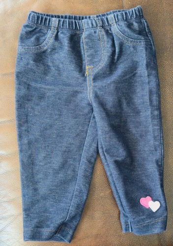 Pantalones inspirados en denim Carters para niña de 9 meses con acento floral - Imagen 3 de 5