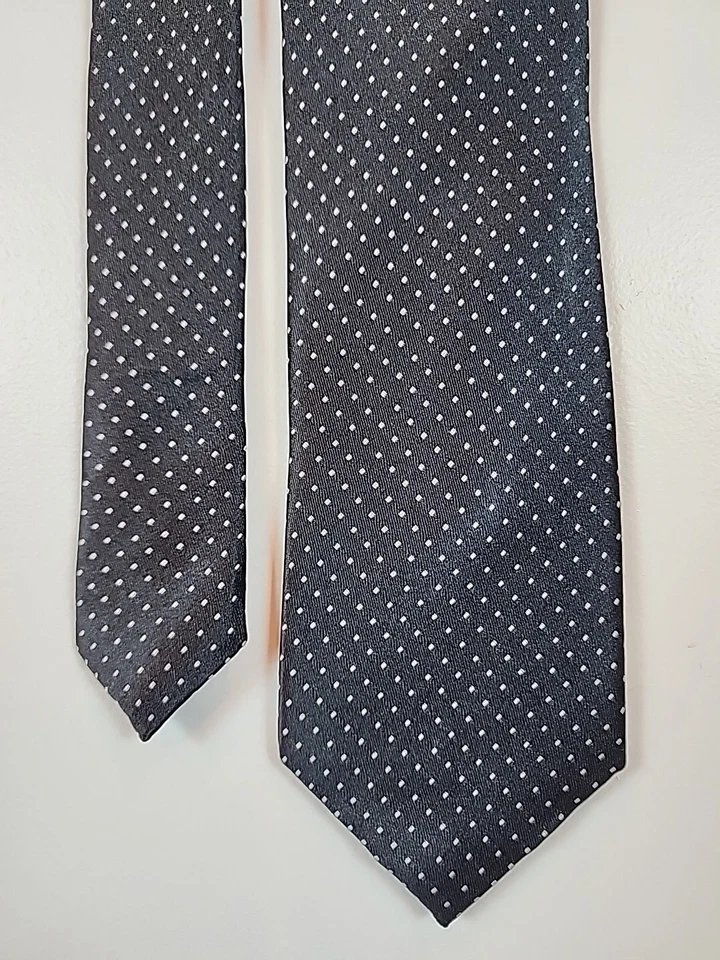 Corbata Nick Cannon Para Hombres Azul Marino Geométrica 100% Seda Rojo Acentos 61" Largo X 3" Ancho Foto 4 de 4