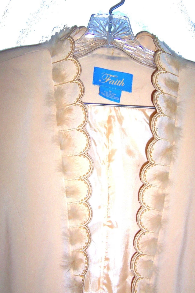 Chaqueta larga Faith dorada con cuentas con detalles de plumas talla grande 18 Foto 2 de 4