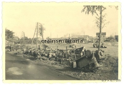Orig. Foto zerstörte franz. Beute Lkw Pkw in PÉRONNE Somme Frankreich 1940