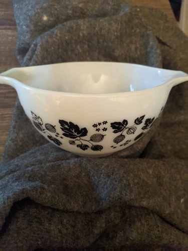 PYREX BLACK GOOSEBERRY #441 CINDERELLLA BOWL VINTAGE 1.5 PINT FREE USA SHIP