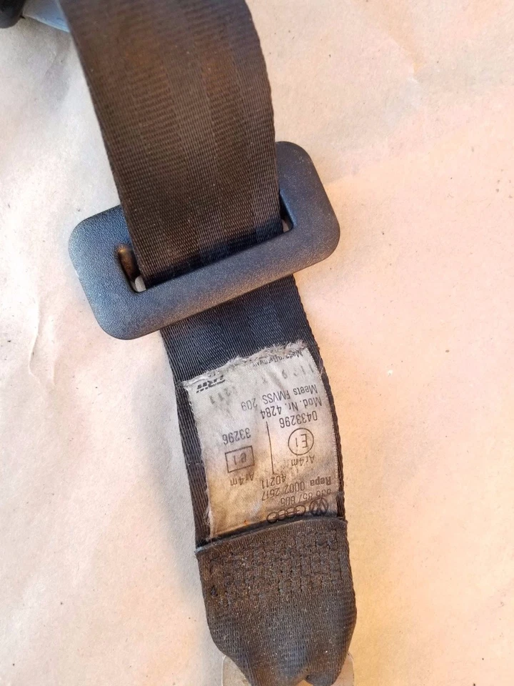 Cinturón de seguridad trasero izquierdo original Volkswagen Corrado G60 SLC  Foto 2 de 4