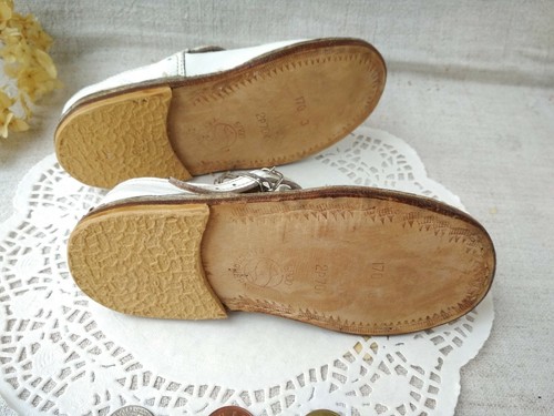 Zapatos para bebé vintage blancos soviéticos de cuero nuevo de lote antiguo sandalias perforadas años 70 URSS - Imagen 6 de 6