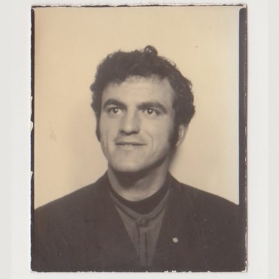Junger Mann Porträt weiches Lächeln schönes Gesicht klassisch Vintage Photobo...