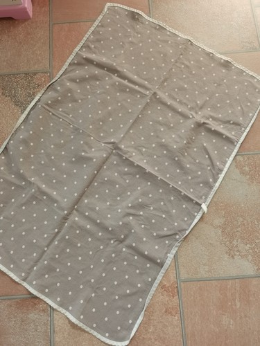 wasserdichte Matte 90 x 65 cm grau weiße Punkte Bettlaken Unterlage