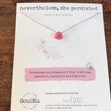 Collar con cordón colgante lágrima cristal rosa artesanal SoulKu sin embargo