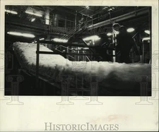1975 Press Photo Worker on assembly line of Owens Corning Fiberglass - tua20035