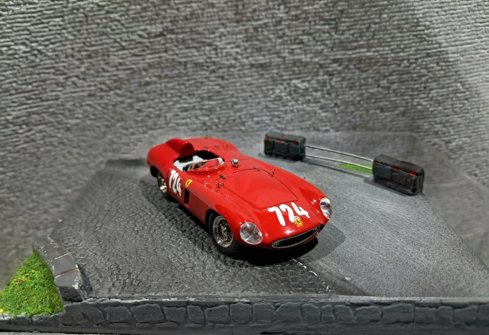 Ferrari 750 Monza Spider N°724 diorama 1:43 voiture miniature de course Parma-Poggia