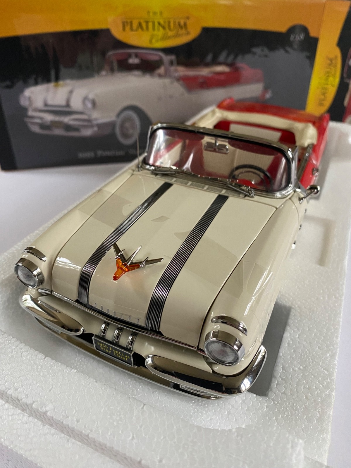 Sun Star 1/18 1955 Pontiac Star Chief Conv. Red/Grey 5058 New 541