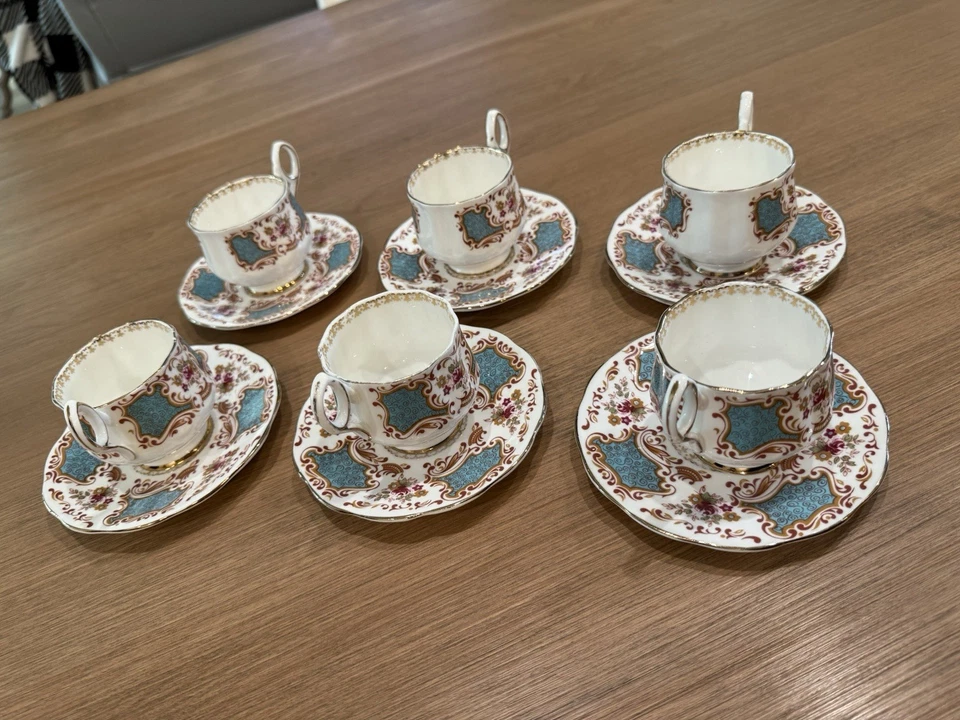 Elizabethan Vintage Fine China Floral Teacup and Saucer  Service for  6 England - Image 3 of 4