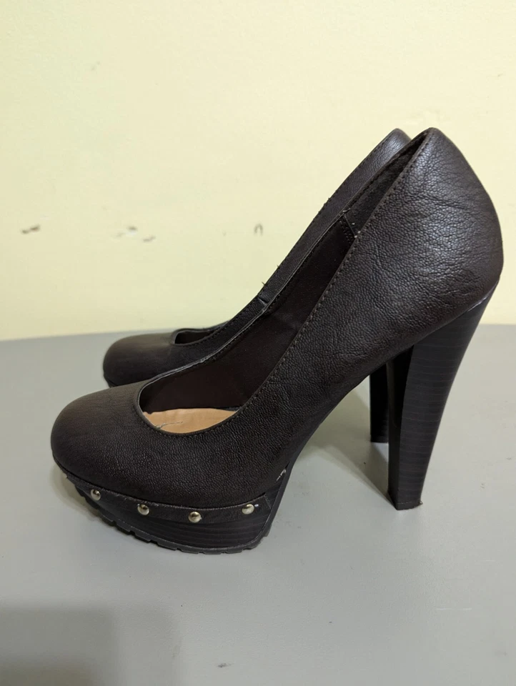 Zapatos de tacón alto Just Fabulous con tachuelas, talla 9 de EE. UU. Café marrón. Foto 3 de 4
