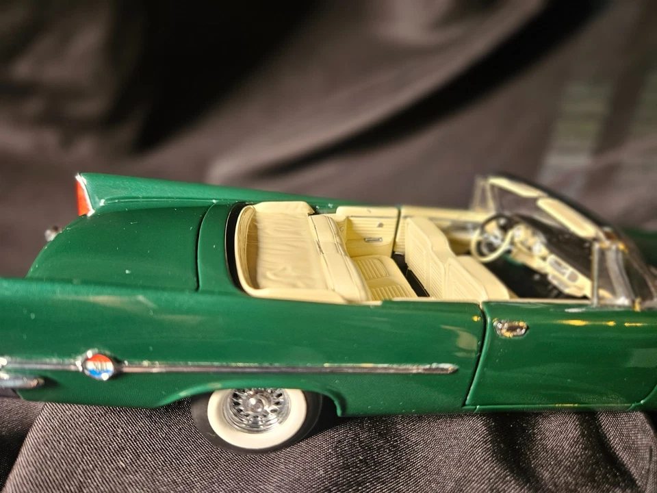 Franklin Mint 1957 Chrysler 300C Dark Green 1:24 Scale Inv. #5327 - Image 2 of 4