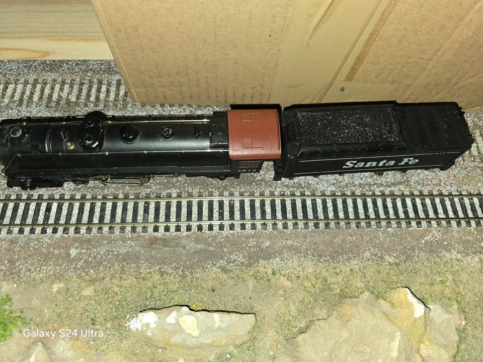 Tyco/Mantua Santa Fe 2-8-2 Mikado Locomotive - Image 4 of 4