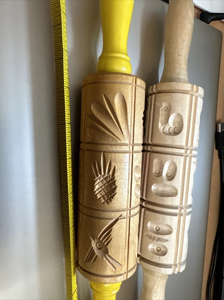 Springrele Wooden Molded Rolling Pin Birds, Turtle Flo with Yellow Handles X2 - Image 4 of 4