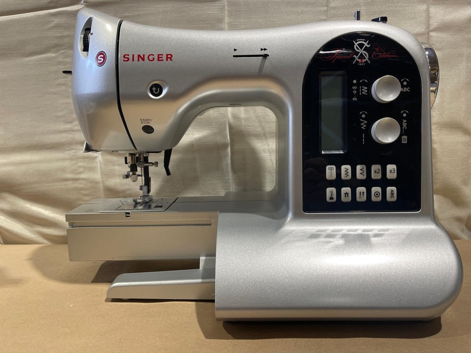 SINGER Special Edition Computerized Portbale Sewing Machine LCD