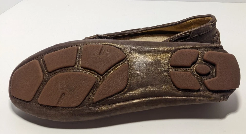 Sapatos de condução UGG marrom com bronze escovado com forro shearling - Imagem 3 de 4