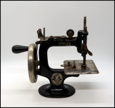 ハンドメイドつ Antique Early 1900s Singer SewHandy Hand Crank Miniature Sewing