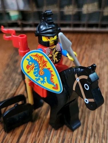 CLASSIC LEGO KINGDOMS CASTLE FANTASY DRAGON KNIGHT SHIELD, FLAG, HORSE MINIFIG