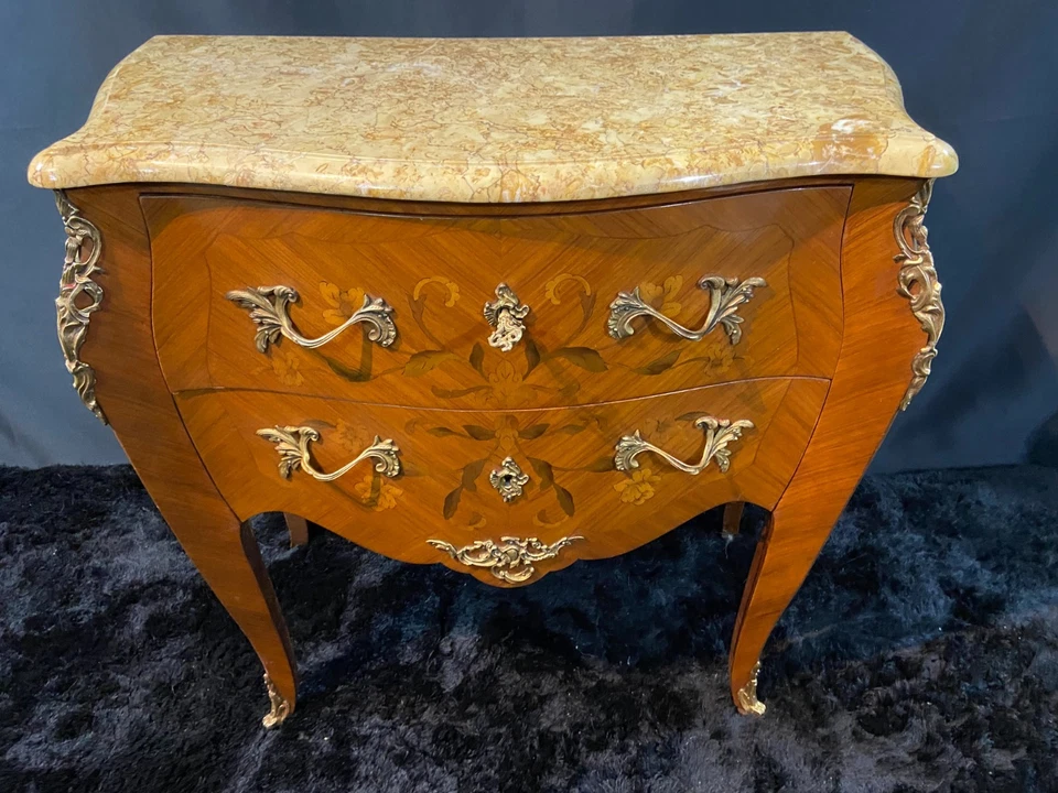 Petite commode toutes faces galbées à décor marqueté et bronze style Louis XV - Photo 3/4