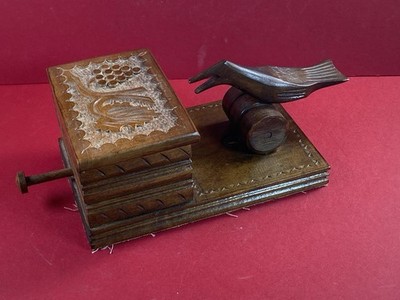 Vintage geschnitzte Holz Zigarettenschachtel und mechanischer Vogelspender