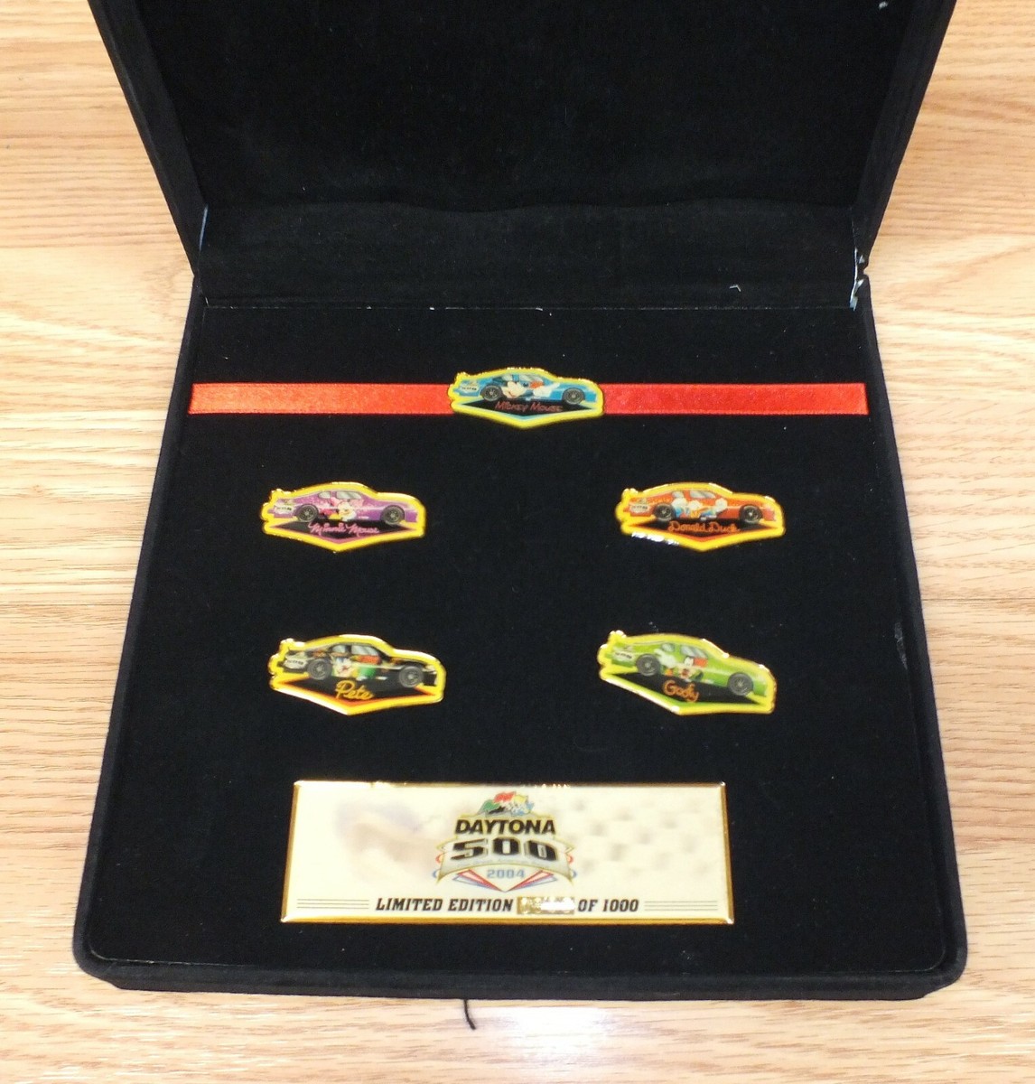 Disney Daytona International Speedway 2004 500 Event Pin Box Set  display picture 1