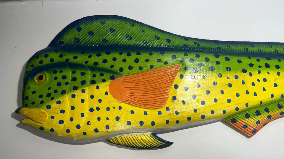 Arte de parede Mahi Mahi pintada à mão 40 pol. – decoração vibrante de peixes oceânicos, caverna do homem. Madeira. - Imagem 3 de 4