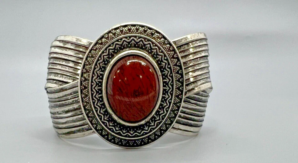Brazalete Brazalete Cabujón Rojo Priemiere Designs Tono Plata  Foto 3 de 4