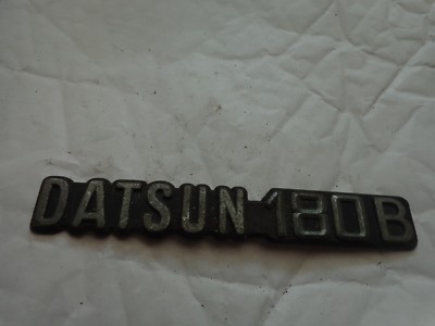 VINTAGE DATSUN 180B KUNSTSTOFF CHROM KAROSSERIE MOTORHAUBE BOOT MASKOTTCHEN ABZEICHEN SCHRIFT