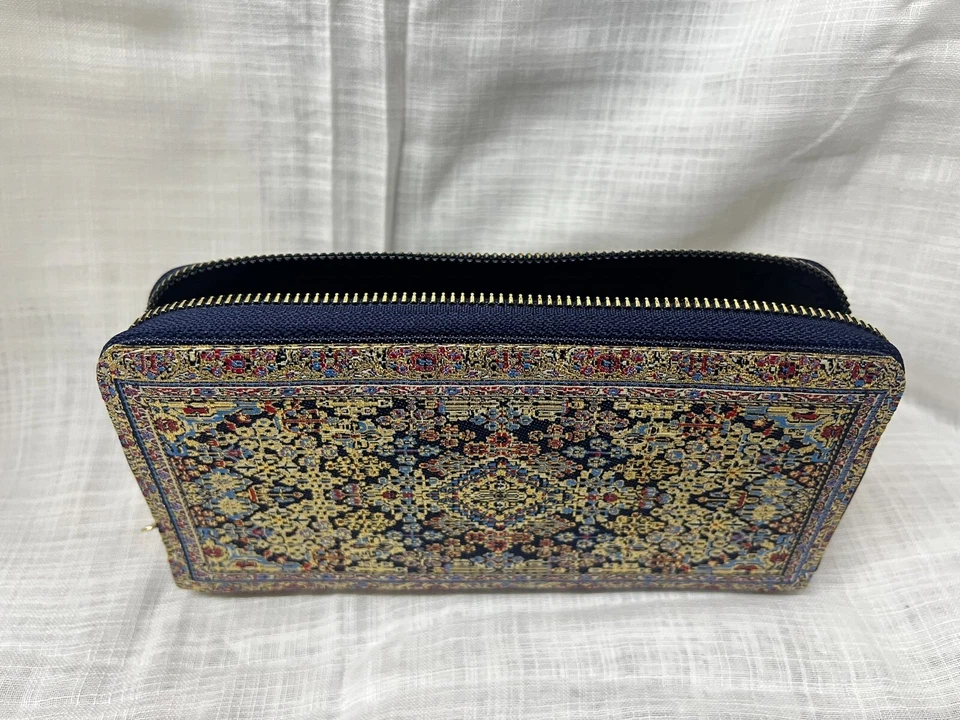 Cartera de diseño de alfombra con patrones culturales y ricos detalles marrones - Hecha a mano Foto 3 de 4