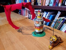 NICE 1950'S TPS TOYS TIN LITHO WIND UP CLOWN TAMING A LION W/ FLAMING HOOP