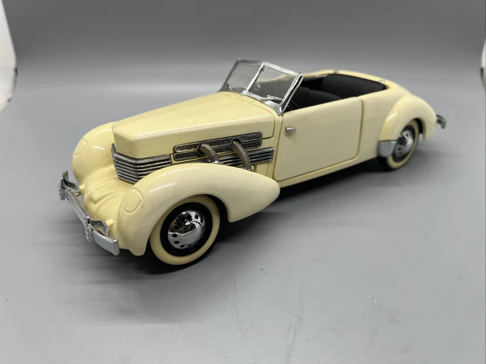 Franklin Mint 1937 Cord 812 Phaeton Coupe 1/24 Diecast Scale - Image 4 of 4
