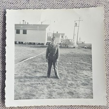 ORIGINAL WWII ERA PHOTOGRAPH ARMY SOLDIER POSING NEAR BARRACKS BUILDINGS OLD CAR