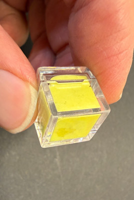 Dichtewürfel Element Würfel Schwefel 1x1x1 cm in Kunststoffwürfel gegossen