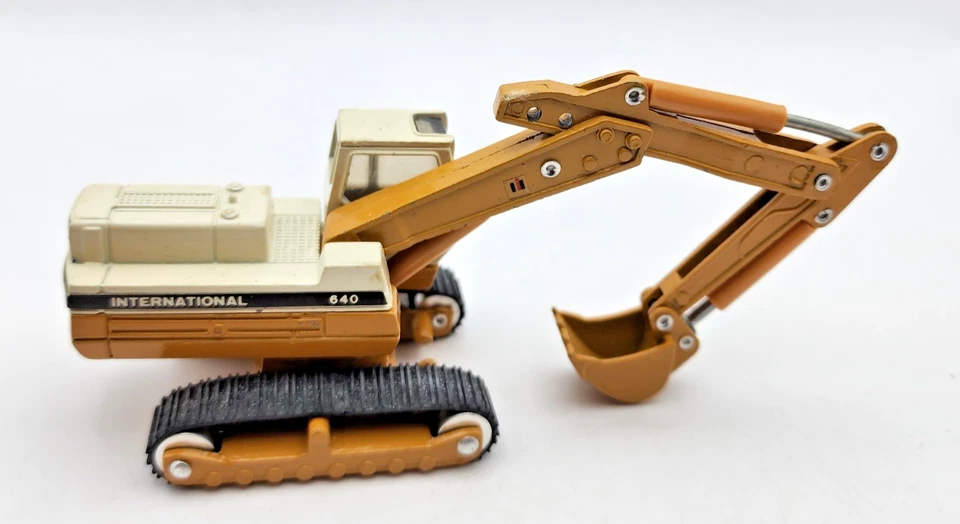 International IH 640 Excavator Mighty Movers ERTL 1:64 Scale Model #1854 No Box - Image 4 of 4