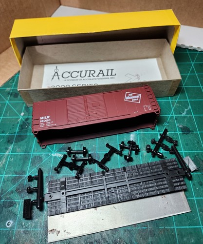 Coche de carga de acero de doble puerta Accurail Milwaukee Road 40' escala Ho 18020 | Zustand: Used