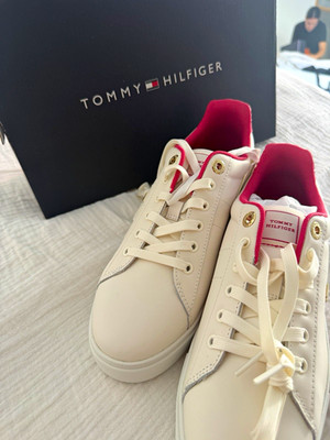 Tommy Hilfiger Elevated Essent Monogram Sneaker Low Top Weiß/Rosa EU 40