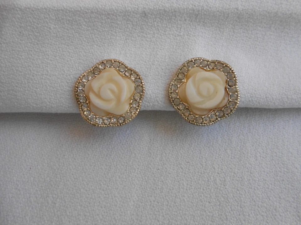 ORECCHINI MONET COLORE ARGENTO STRASS FIORE IN LUCITE CLIP A PRESSIONE - Immagine 2 di 4