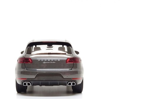 Minichamps 1:18 Porsche Macan Turbo in Agate Grey Metallic - Picture 11 of 13