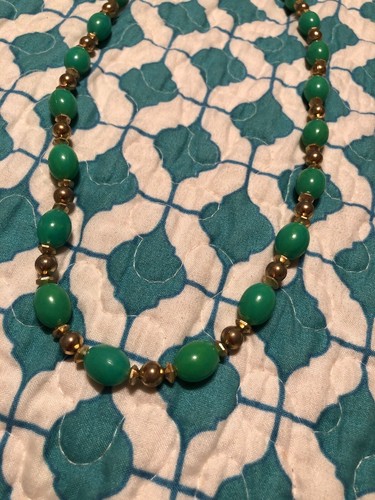 Collar de cuentas verdes y doradas - Imagen 2 de 2