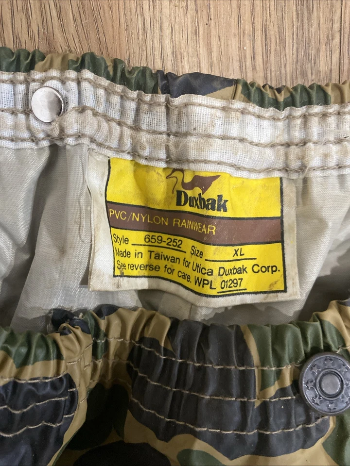 Calça camuflada masculina vintage anos 80 Duxbak caça peixe sobre chuva tamanho GG e bolsa camuflada Dukbak - Imagem 3 de 4