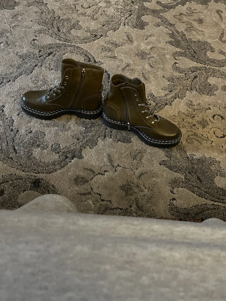 Bota de Combate Vince Camuto Para Mujer Verde Oliva Talla 6.5 Hecha por el Hombre Cuero Foto 3 de 4