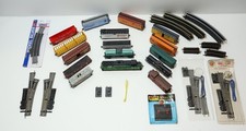 HO Scale Model Train Lot w/ Locomotive, 15x Rolling Stock Track