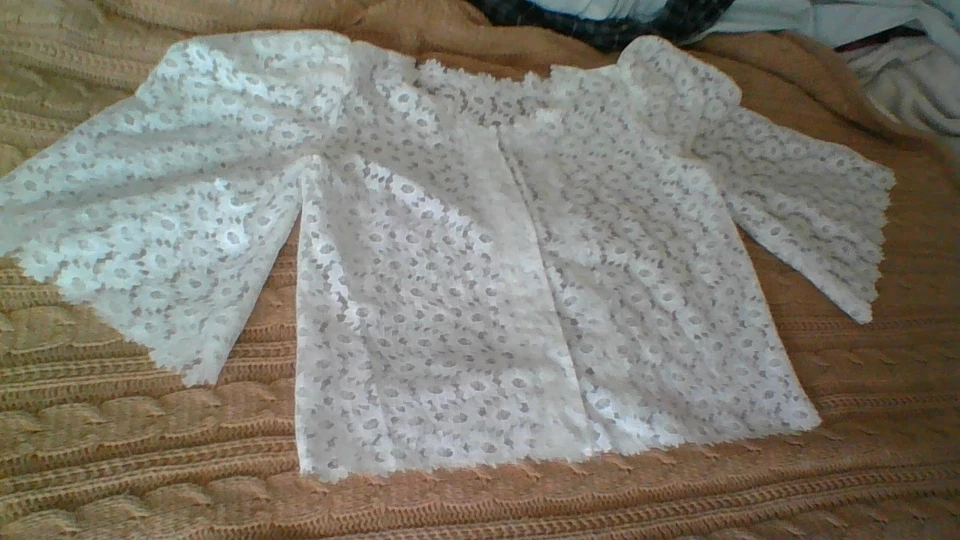 Blusa de encaje de ganchillo irlandesa blanca hecha a mano manga abullonada dobladillo festoneado talla L a presión Foto 2 de 4