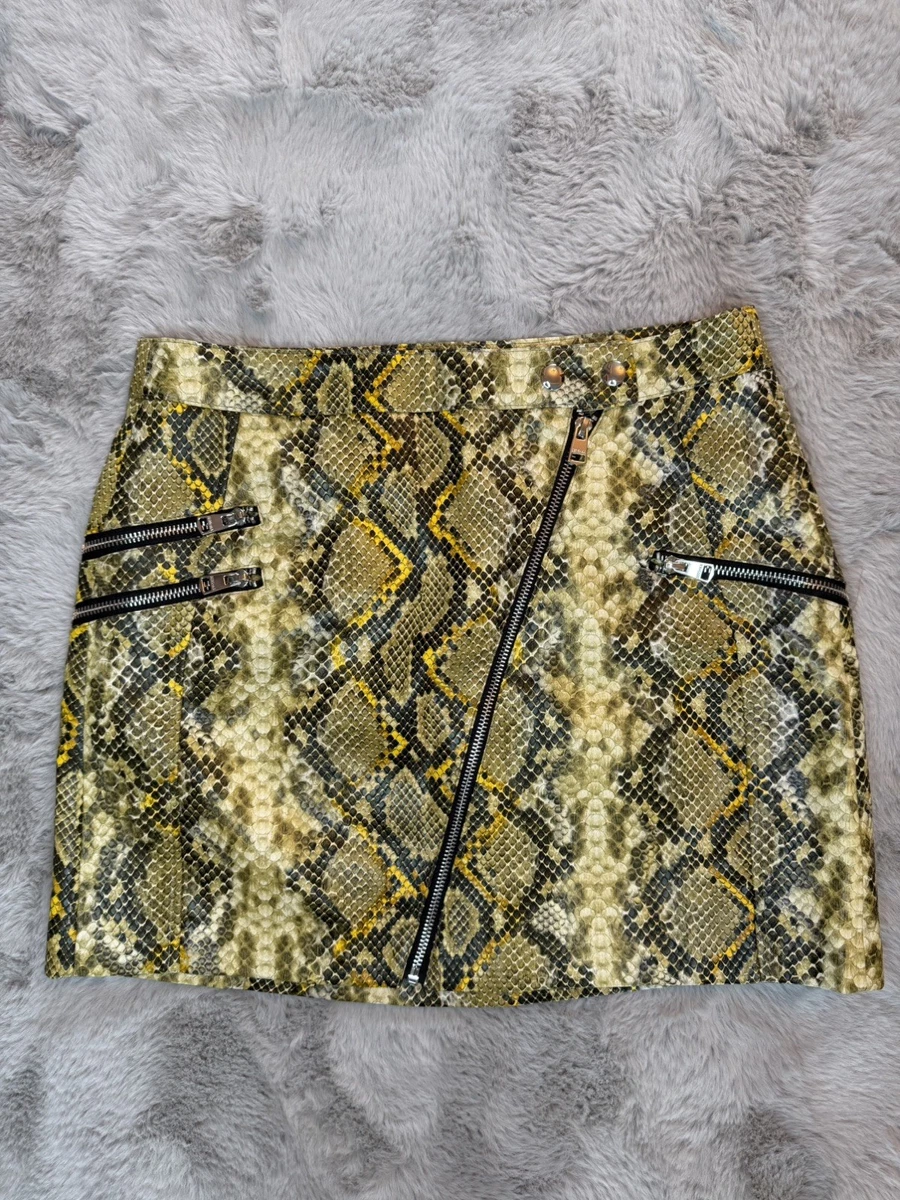 Minifalda Bershka estampado de serpiente talla L cintura alta imitación cuero nueva sin etiquetas