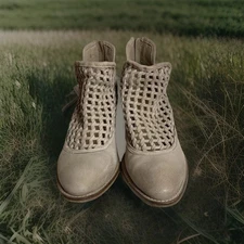 Very Volatile Beige Ankle Boots Woven Leather 2” Block Heel Sz 8.5 Back Zip Boho